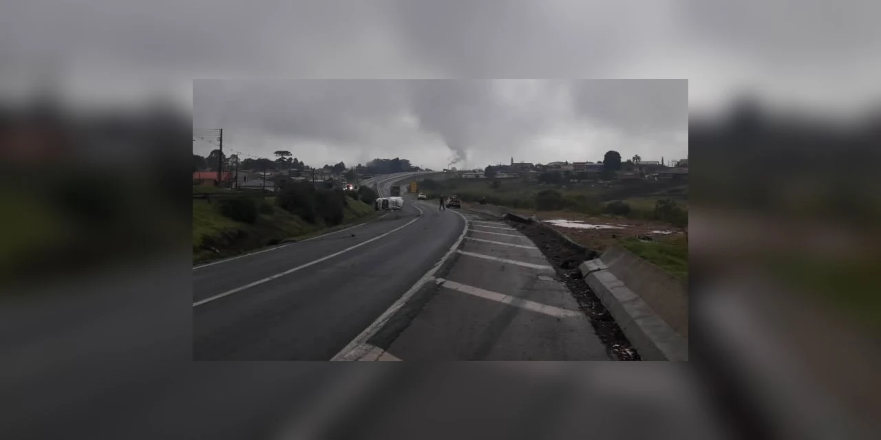 Pickup capota após bater em barranco na PR-151, em Carambei