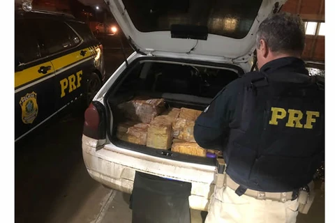 PRF apreende quase 160 kg de maconha em Ponta Grossa.