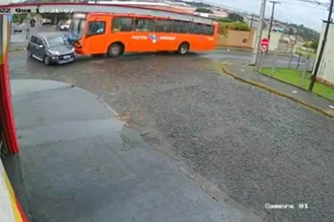 Video mostra colisão entre ônibus da VCG e automóvel em Ponta Grossa