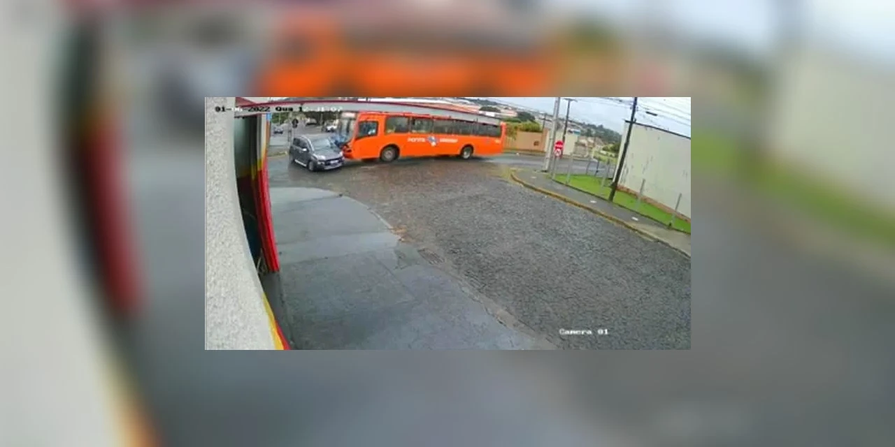 Video mostra colisão entre ônibus da VCG e automóvel em Ponta Grossa
