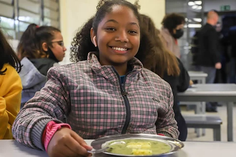 Governo anuncia três refeições por dia em todos os colégios da rede estadual