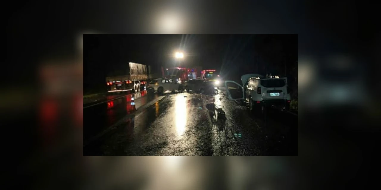 Acidente entre três veículos deixa uma vitima fatal e outras três com ferimentos, em Teixeira Soares