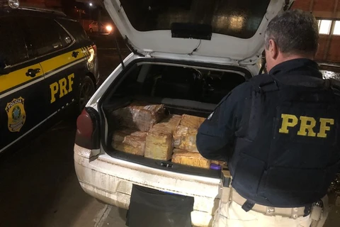 PRF apreende 726 quilos de maconha e 64 mil maços de cigarros contrabandeados no Paraná