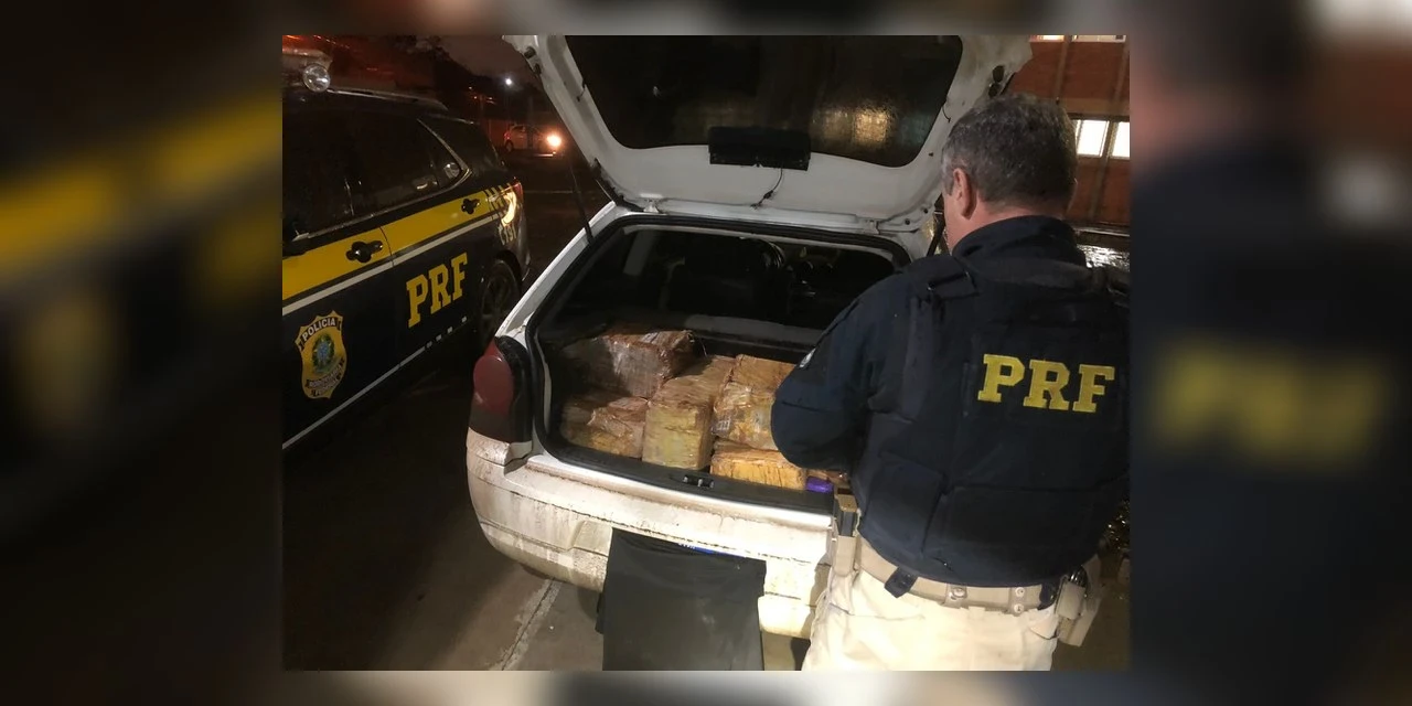PRF apreende 726 quilos de maconha e 64 mil maços de cigarros contrabandeados no Paraná