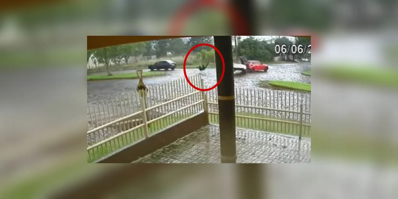 Motociclista voa após colidir em automóvel no Paraná; veja o video!