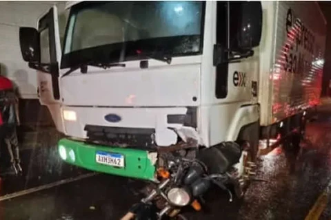 Acidente entre três motos e caminhão mata duas pessoas em Maringá