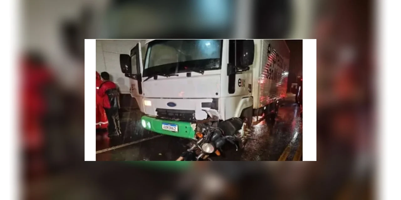 Acidente entre três motos e caminhão mata duas pessoas em Maringá