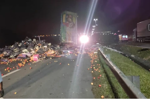 Três pessoas morrem após batida entre dois caminhões na BR-116, em São José dos Pinhais