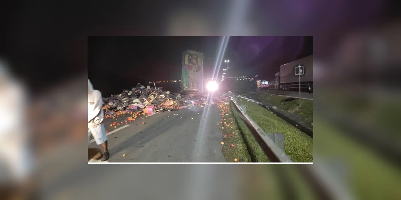 Três pessoas morrem após batida entre dois caminhões na BR-116, em São José dos Pinhais