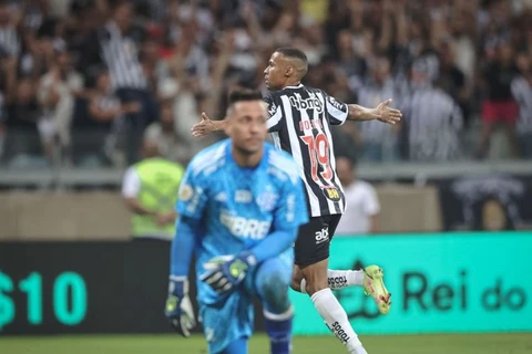 ESPORTES/ Galo bate o Flamengo - Corinthians vence Goiás - Furacão vence Atletiba