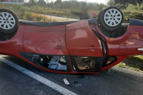 Carro fica com as rodas para cima após acidente na PR-151, em Carambei