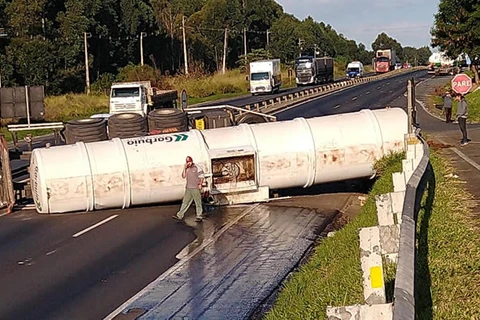 Caminhão carregado com etanol tomba e fecha rodovia em PG