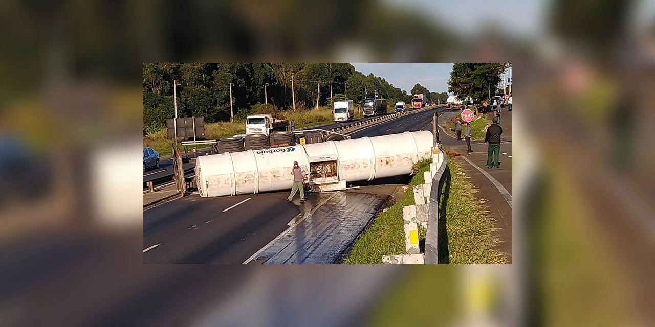 Caminhão carregado com etanol tomba e fecha rodovia em PG