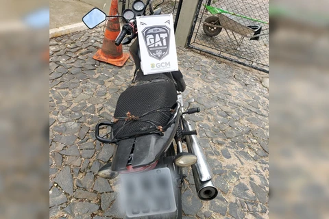 GCM flagra homem empurrando moto furtada, em PG