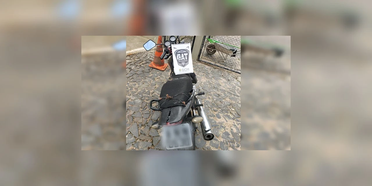 GCM flagra homem empurrando moto furtada, em PG
