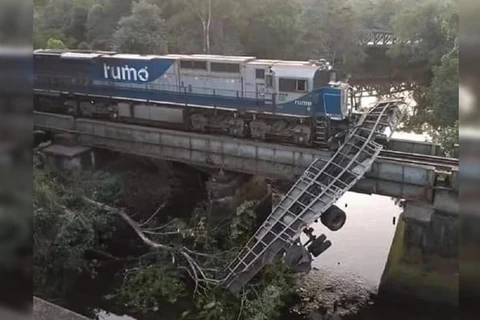Carreta fica pendurada em ponte após colisão com trem em Paranaguá