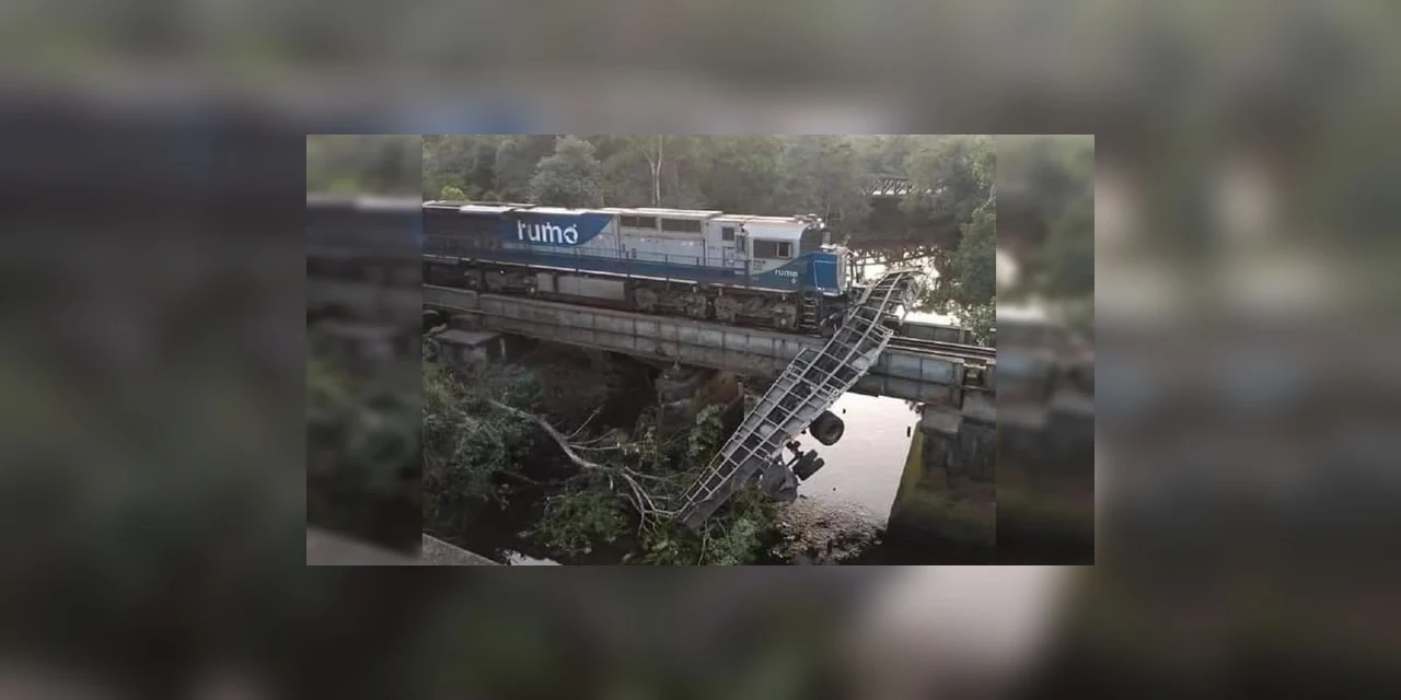 Carreta fica pendurada em ponte após colisão com trem em Paranaguá