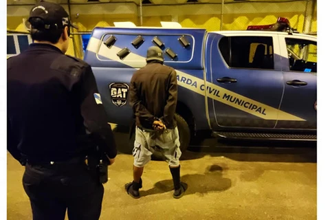 Homem tentando esconder tornozeleira eletrônica é preso pela GCM