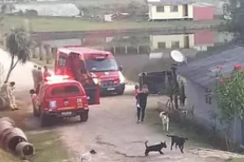 Homem fica em estado grave ao salvar criança de morrer afogada