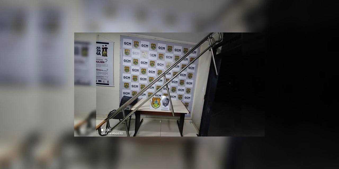 Ladrão é flagrado carregando corrimão furtado da Caixa Econômica em Ponta Grossa; foi preso