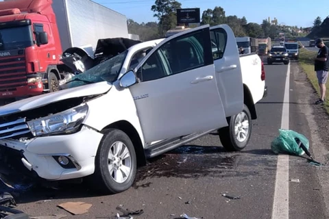 Caminhonete bate em traseira de carreta e deixa um morto na BR-376, em imbaú