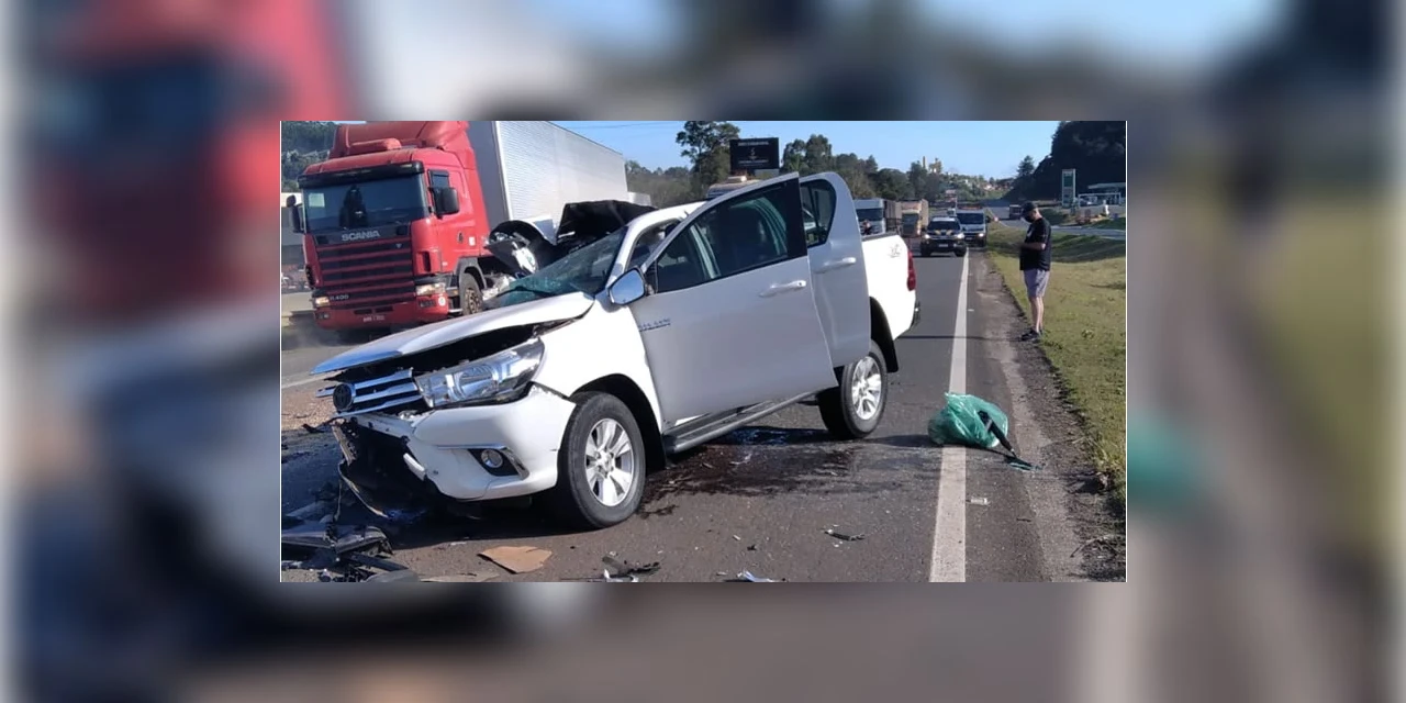 Caminhonete bate em traseira de carreta e deixa um morto na BR-376, em imbaú