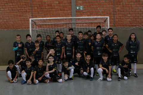 Prefeitura entrega kit esportivo para alunos do projeto “Sementinhas do Esporte”