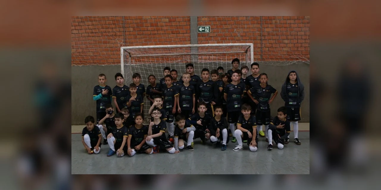 Prefeitura entrega kit esportivo para alunos do projeto “Sementinhas do Esporte”