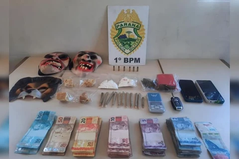 Mulher flagrada fumando maconha é presa suspeita de trafico