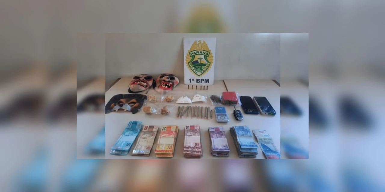 Mulher flagrada fumando maconha é presa suspeita de trafico