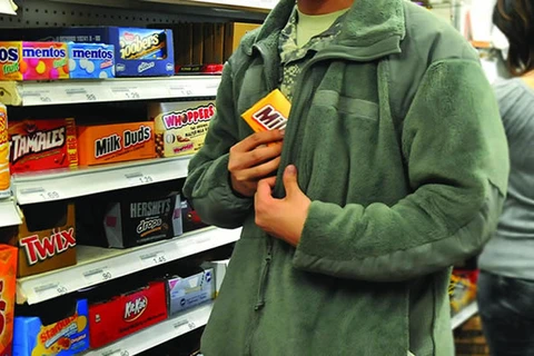 Jovem é detido depois de furtar chocolates de supermercado, diz polícia