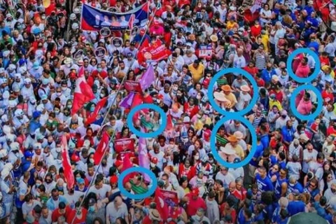 Evento com Lula na Bahia; círculos destacam pessoas repetidas na foto
