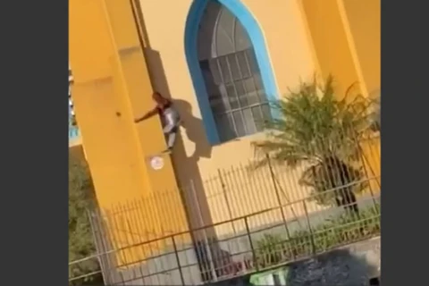 Video: Mulher é flagrada escalando Igreja no centro de PG
