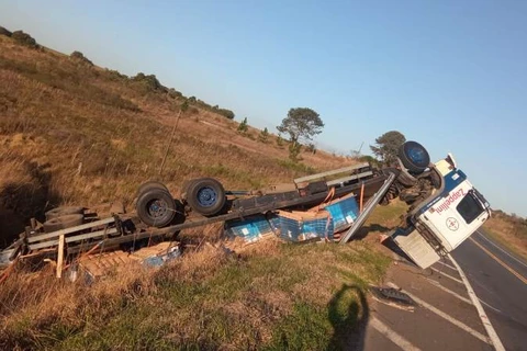 Motorista perde controle e capota caminhão na BR-277, em Palmeira