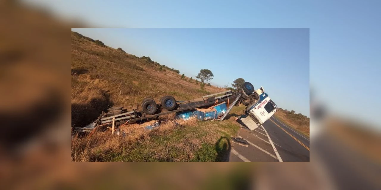 Motorista perde controle e capota caminhão na BR-277, em Palmeira