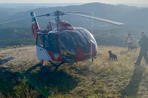 Bombeiros e BPMOA resgatam piloto de paraglider que se acidentou em Campo Largo