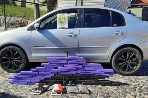 Dupla é presa em PG com 45 quilos de drogas em veiculo roubado