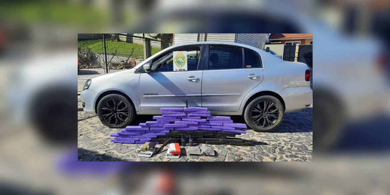 Dupla é presa em PG com 45 quilos de drogas em veiculo roubado