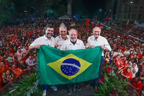 Artefato com fezes humanas explode perto do público em comício de Lula no Rio