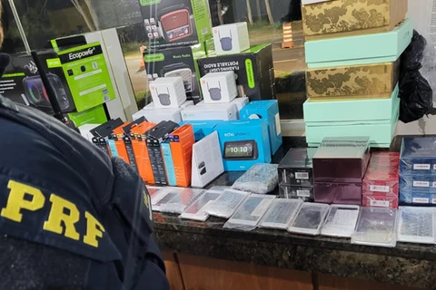 PRF apreende celulares escondidos com passageira de ônibus em Cornélio Procópio.