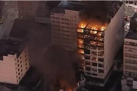 Incendio de grande proporção atinge lojas no centro de São Paulo