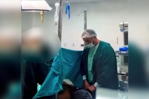 Vídeo flagra médico abusando de paciente durante parto no RJ