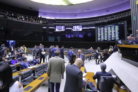 Câmara pode votar PECs do estado de emergência e do piso da enfermagem nesta terça-feira