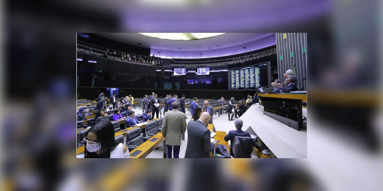 Câmara pode votar PECs do estado de emergência e do piso da enfermagem nesta terça-feira