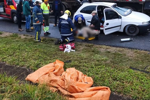Criança morre após acidente entre carro e dois caminhões, em Carambei