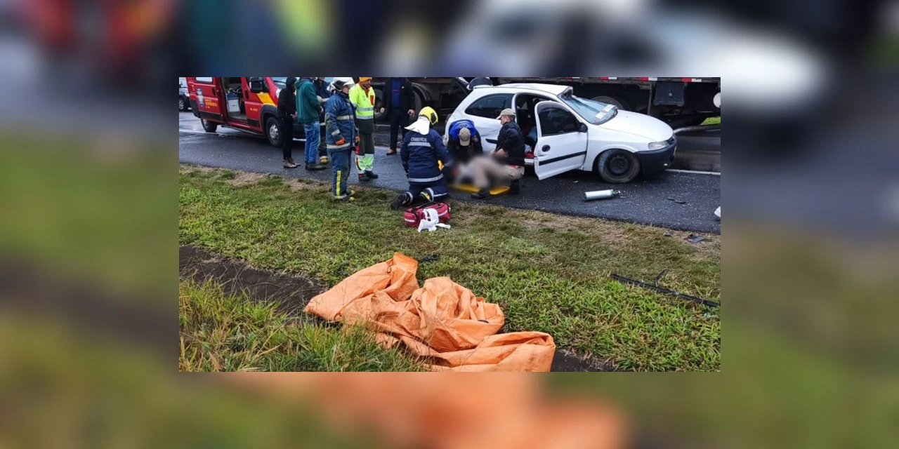 Criança morre após acidente entre carro e dois caminhões, em Carambei
