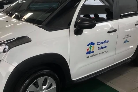 Mãe é presa por deixar filhos menores sozinhos durante a madrugada, em PG