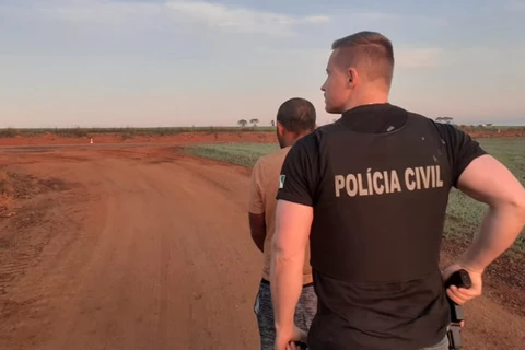 Homem condenado por estuprar a enteada de 10 anos é preso pela polícia, em Castro