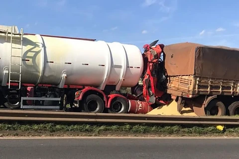 Colisão entre caminhões fecha BR-376, em Ponta Grossa