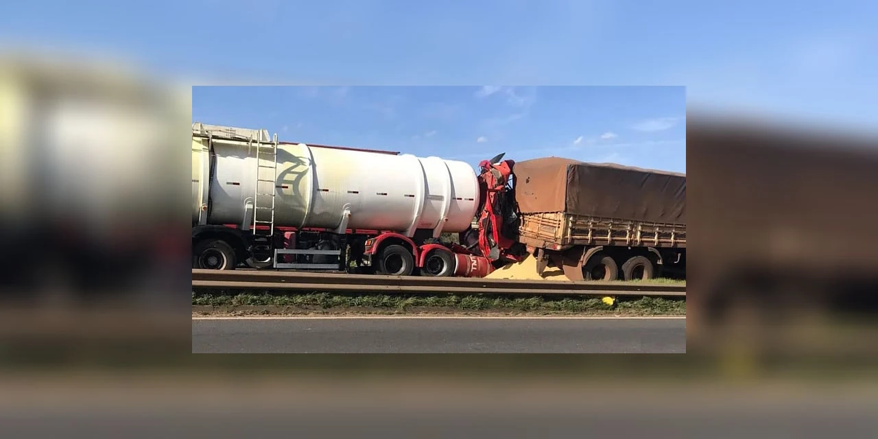 Colisão entre caminhões fecha BR-376, em Ponta Grossa